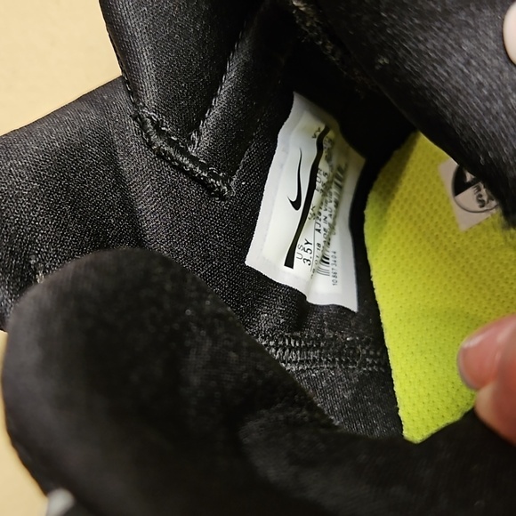 Nike FUTURECRT Youth Court Shoes  Size: 3 1/2 NWOT - Picture 10 of 13